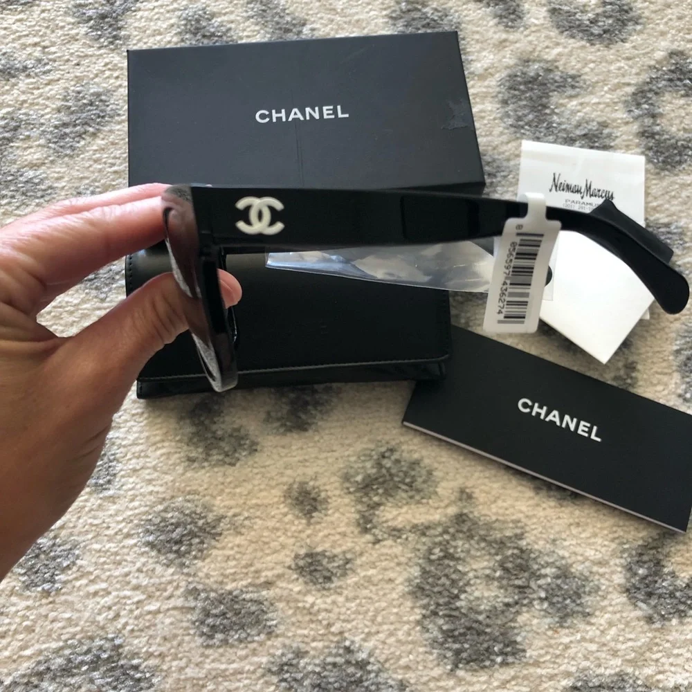 CHANEL Black Sunglasses - Picture 2 of 13